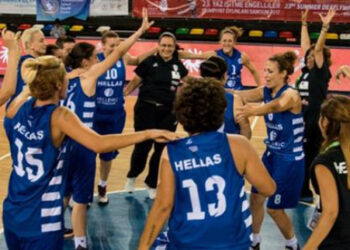 Ένα τρίποντο που άνοιξε το δρόμο, η κατάκτηση της κορυφής και ο Εθνικός Ύμνος μέσα στην Τουρκία
