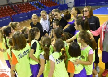 Η Κωστάκη ξανά στο παρκέ για τα παιδιά (pics)