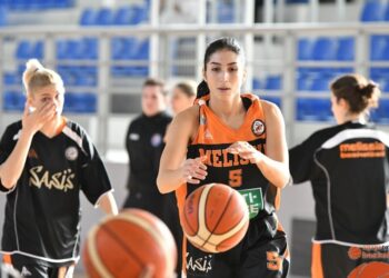 Στη γραμμή των βολών με την… Χριστίνα Ναβροζίδου
