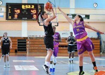 Στη γραμμή των βολών με την… Ελένη Σύρρα