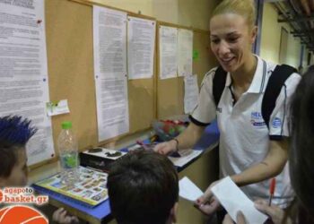 Ο κόσμος «αγκαλιάζει» την Εθνική Γυναικών (pics)