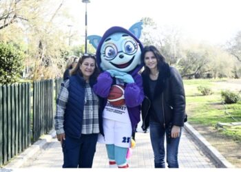 Βόλτα στον Φλοίσβο με την Φιόνα και τις πρέσβειρες του Ευρωμπάσκετ 2025